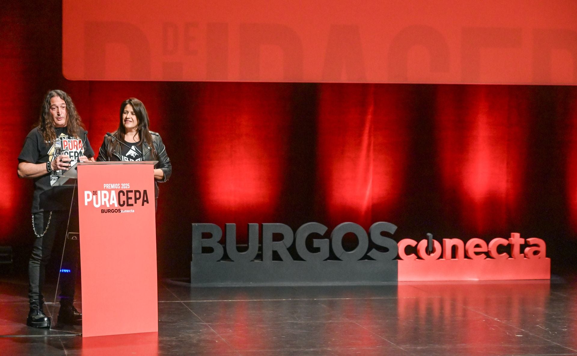Israel Hernando y Laura Sagredo, del festival Zurbarán Rock, hicieron extensible el premio a todos los amantes del heavy metal. 