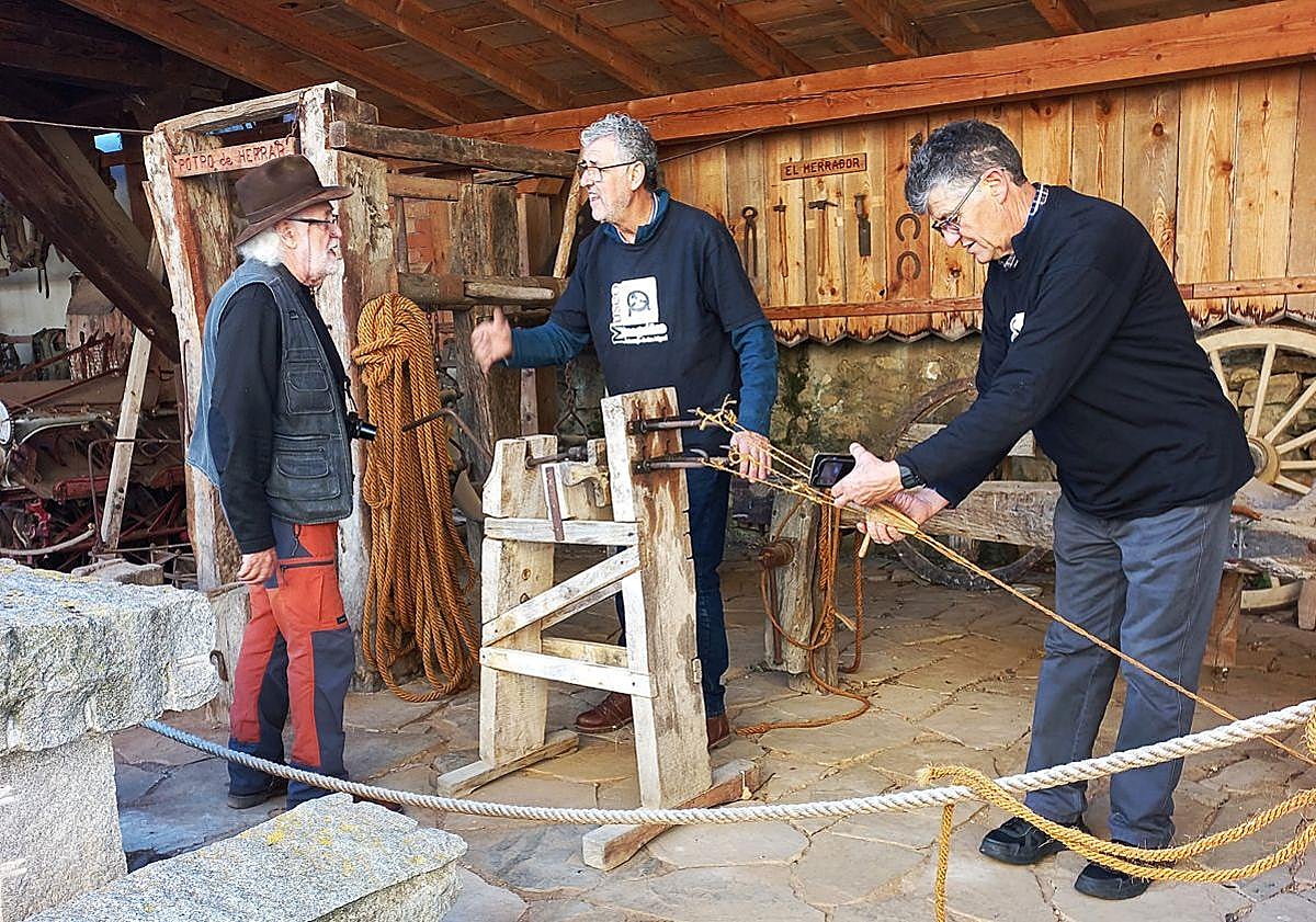 Imagen principal - Cientos de madrileños visitan el Museo Etnográfico de un pueblo de Burgos