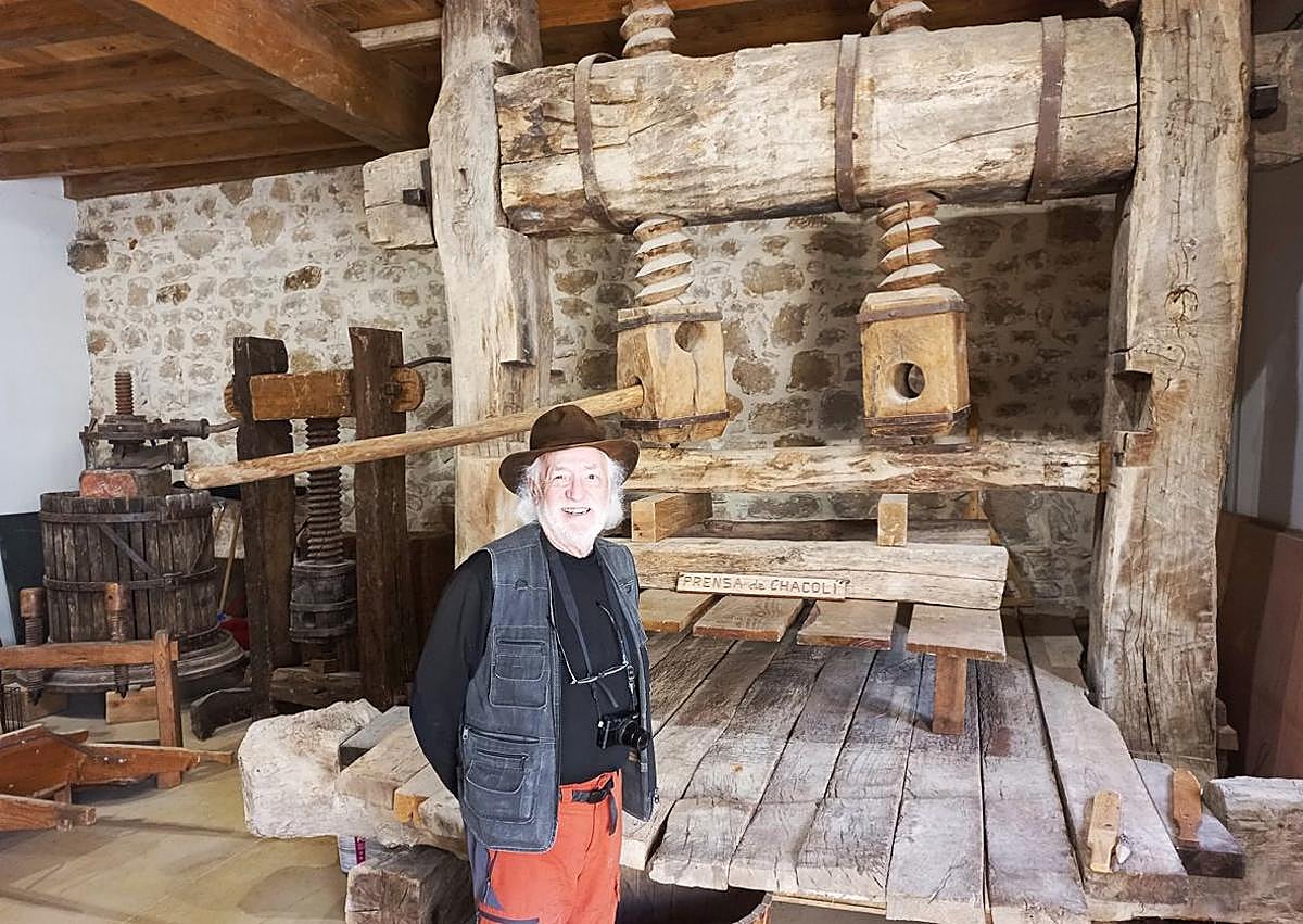 Imagen secundaria 1 - Cientos de madrileños visitan el Museo Etnográfico de un pueblo de Burgos