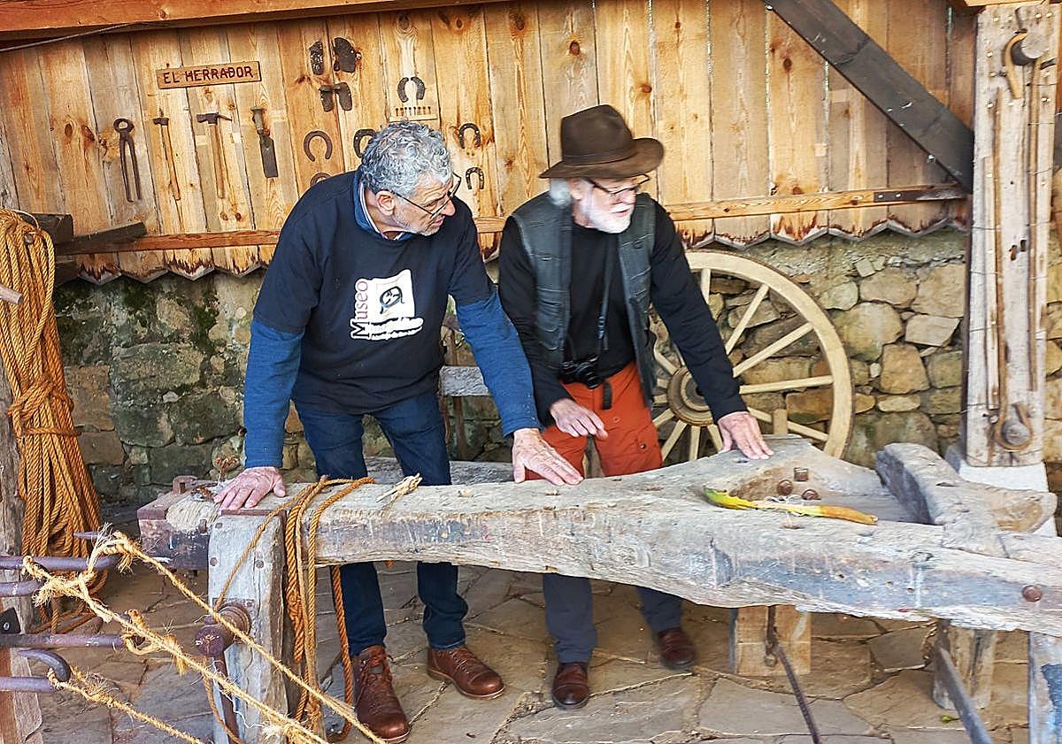 Imagen principal - Cientos de madrileños visitan el Museo Etnográfico de un pueblo de Burgos