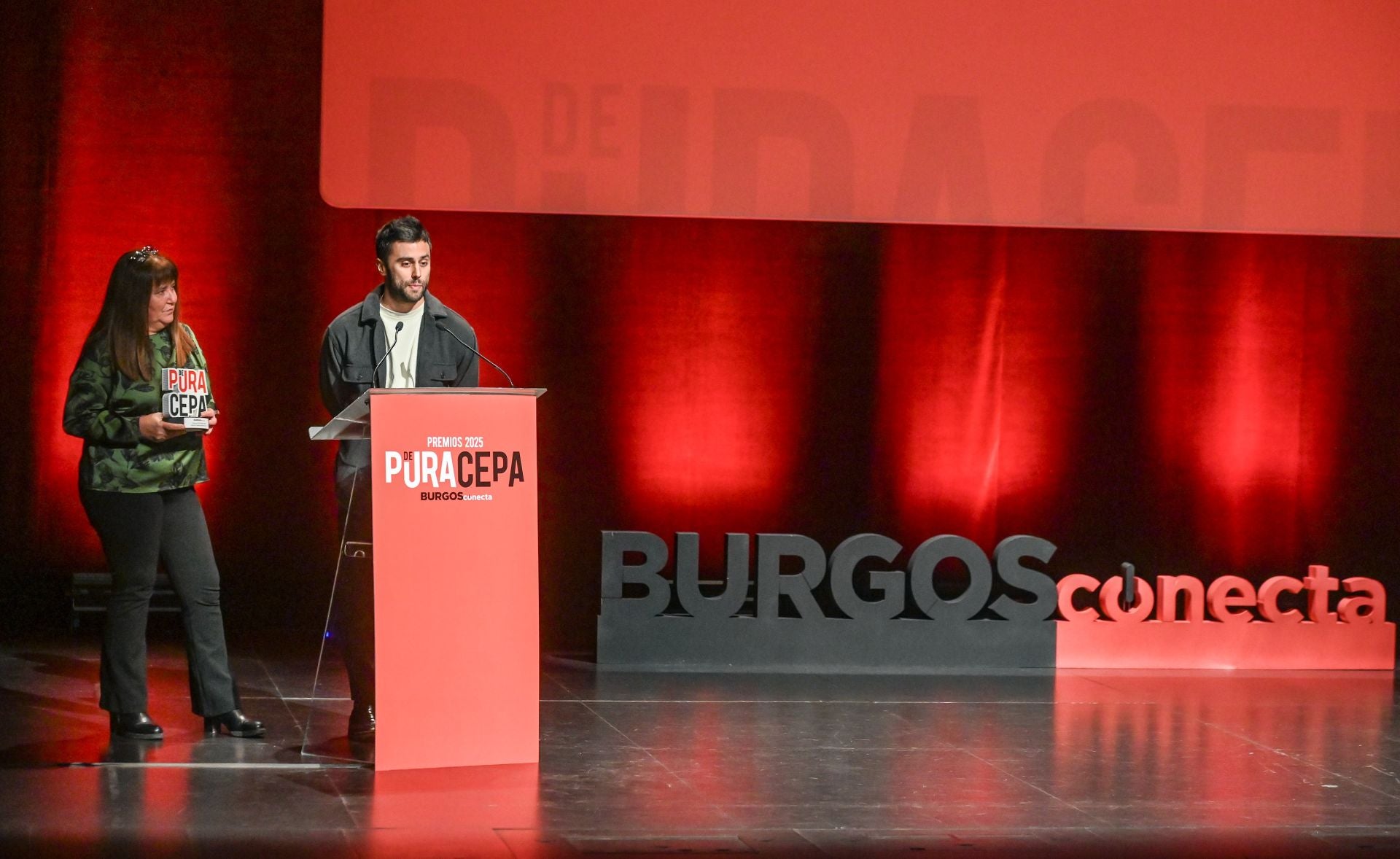 Jaime Ruiz, de la Asociación Cultural Santillaland, junto a la alcaldesa de Santillán del Agua, en su discurso de agradecimiento. 
