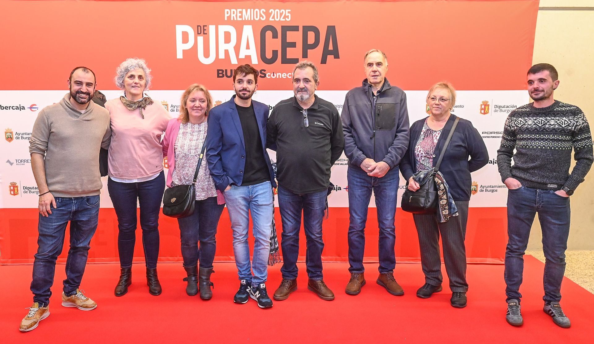 Edgar Téllez, premio a 'Burgalés de Pura cepa', junto a Álvaro Téllez, Natividad Peñaranda, Juana Peiroten, Reyes Peñaranda, Antonio Pineda, Julián Téllez, Carlota Pintado y Guillermo Zorrilla. 