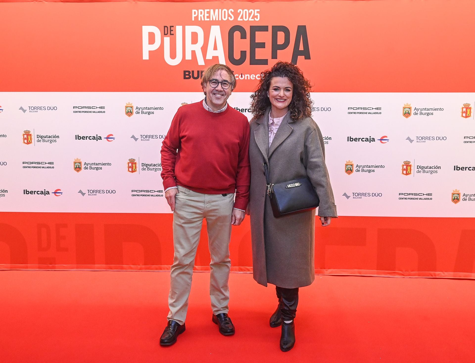 Lidia Sierra, de BU5 Comunicación, junto a Jesús Aguirre, presidente de la Asocaición de Amigos del Camino de Santiago de Burgos.