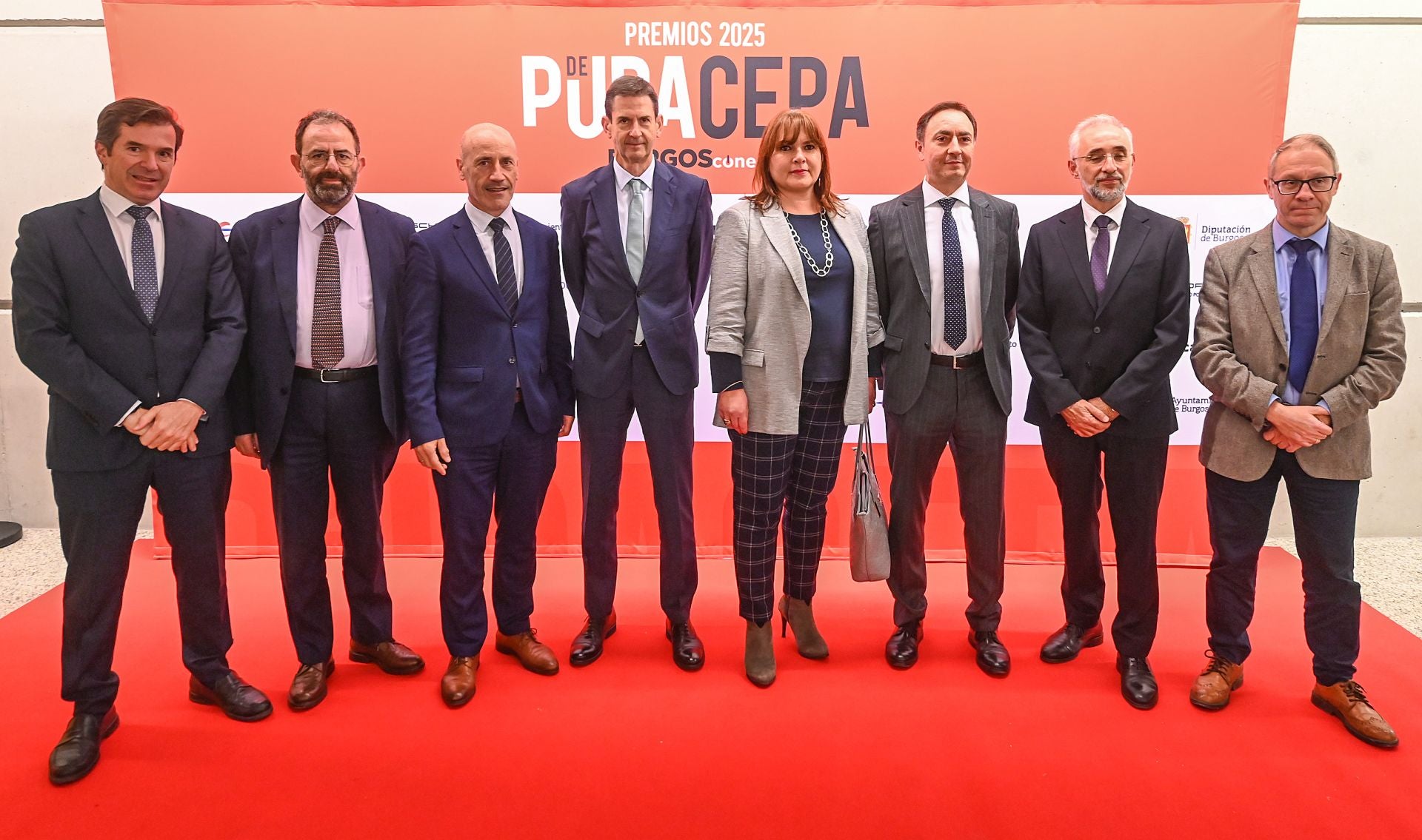 Jorge Sicilia, Julián León, Roberto Rilova, César Díaz, Raquel Pérez, Javier González y José Luis Muñoz, de Ibercaja, junto a Goyo Ezama, director general de Burgosconecta.