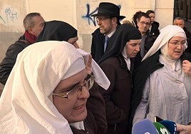 Las dos monjas cismáticas que ha salido en libertad, ambas con toca blanca.