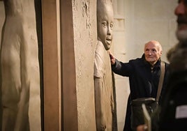 Las puertas de Antonio López junto al autor