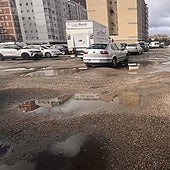 Zona de la calle Seramagna, llena de baches y charcos.