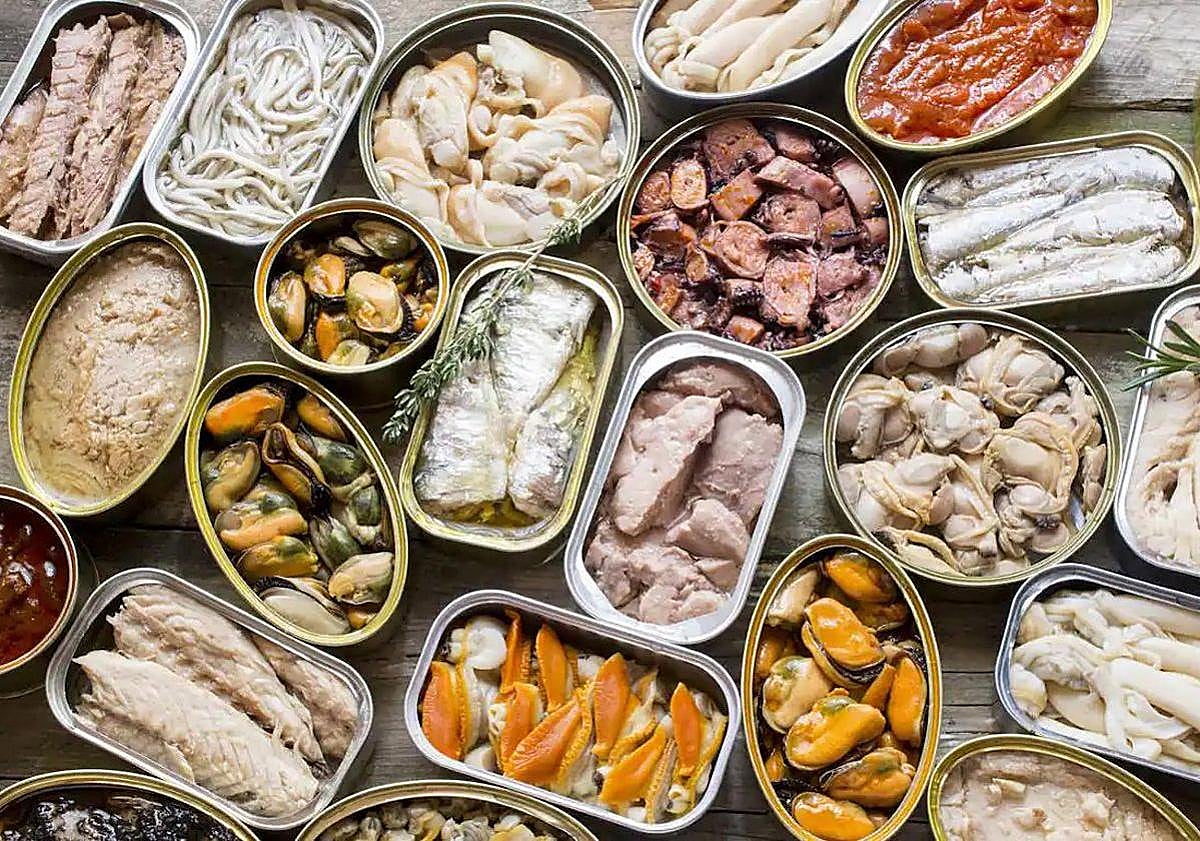 Imagen principal - Tres de sus artículos más demandados: Las 'latillas' de pescado, el bacalao y la morcilla de Burgos