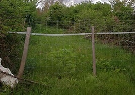 Imagen de uno de los caminos con una puerta que corta el paso.