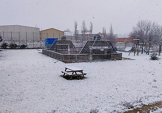 Parque infantil de Villagonzalo Pedernales cubierto de nieve.
