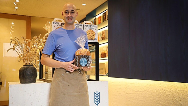 Miguel Ángel Castro, propietario de la panadería Marea Bread, junto a uno de sus panettones