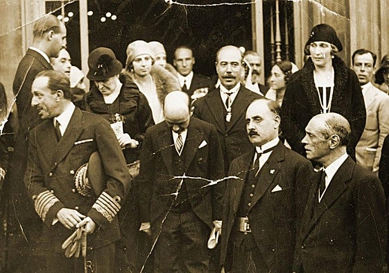 Alfonso XIII y la reina Ena con diversas personalidades de la sociedad burgalesa.