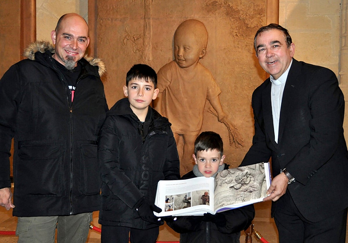 Los visitantes 9.998, 99 y 10.000 con el dean,, Félix Castro.