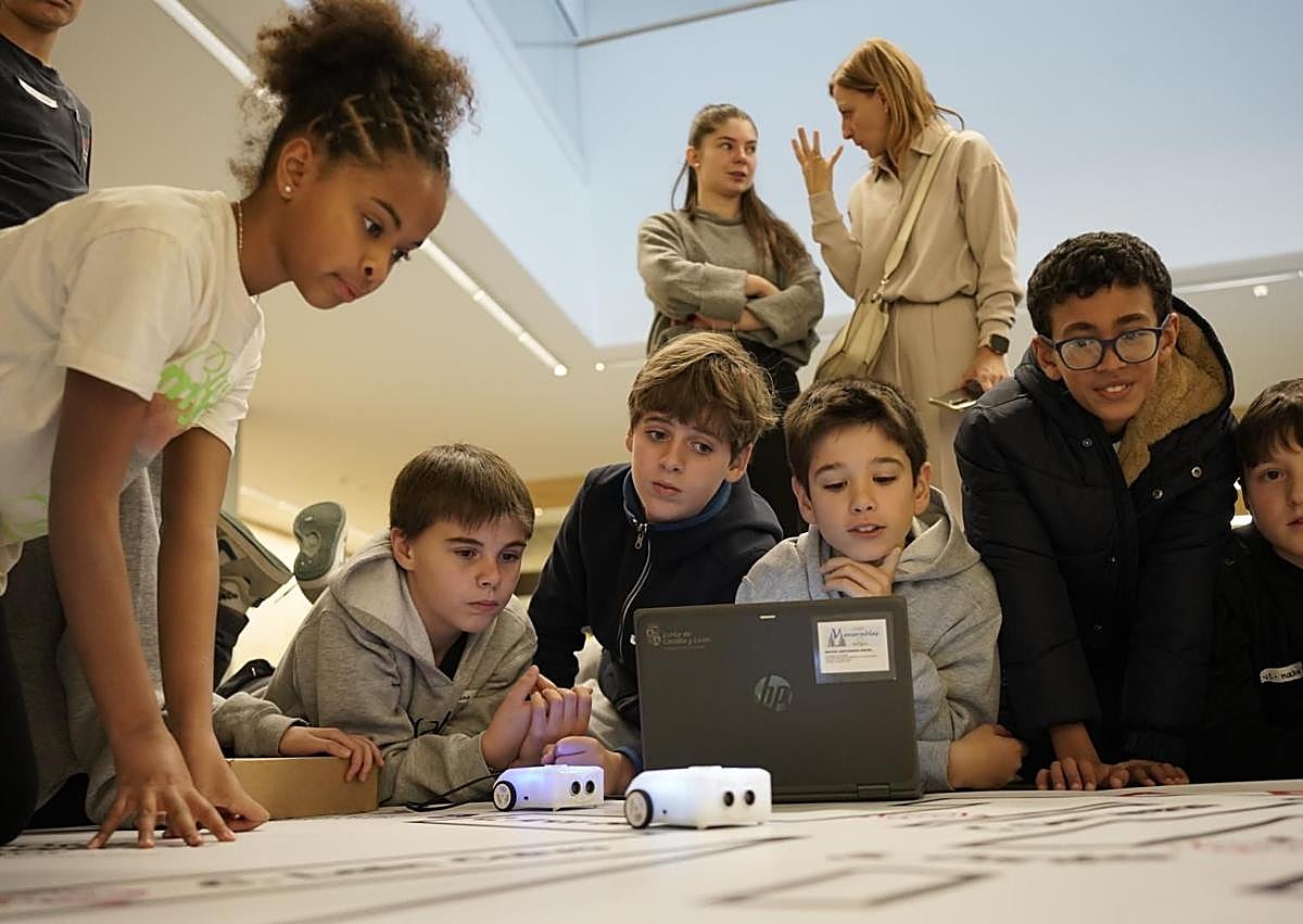 Imagen secundaria 1 - TecnoBurgos for Kids celebra su segunda edición con más de 200 escolares para impulsar las vocaciones tecnológicas en Burgos