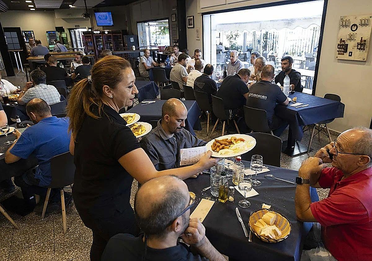 Una camarera atiende un comedor, en una imagen de archivo.