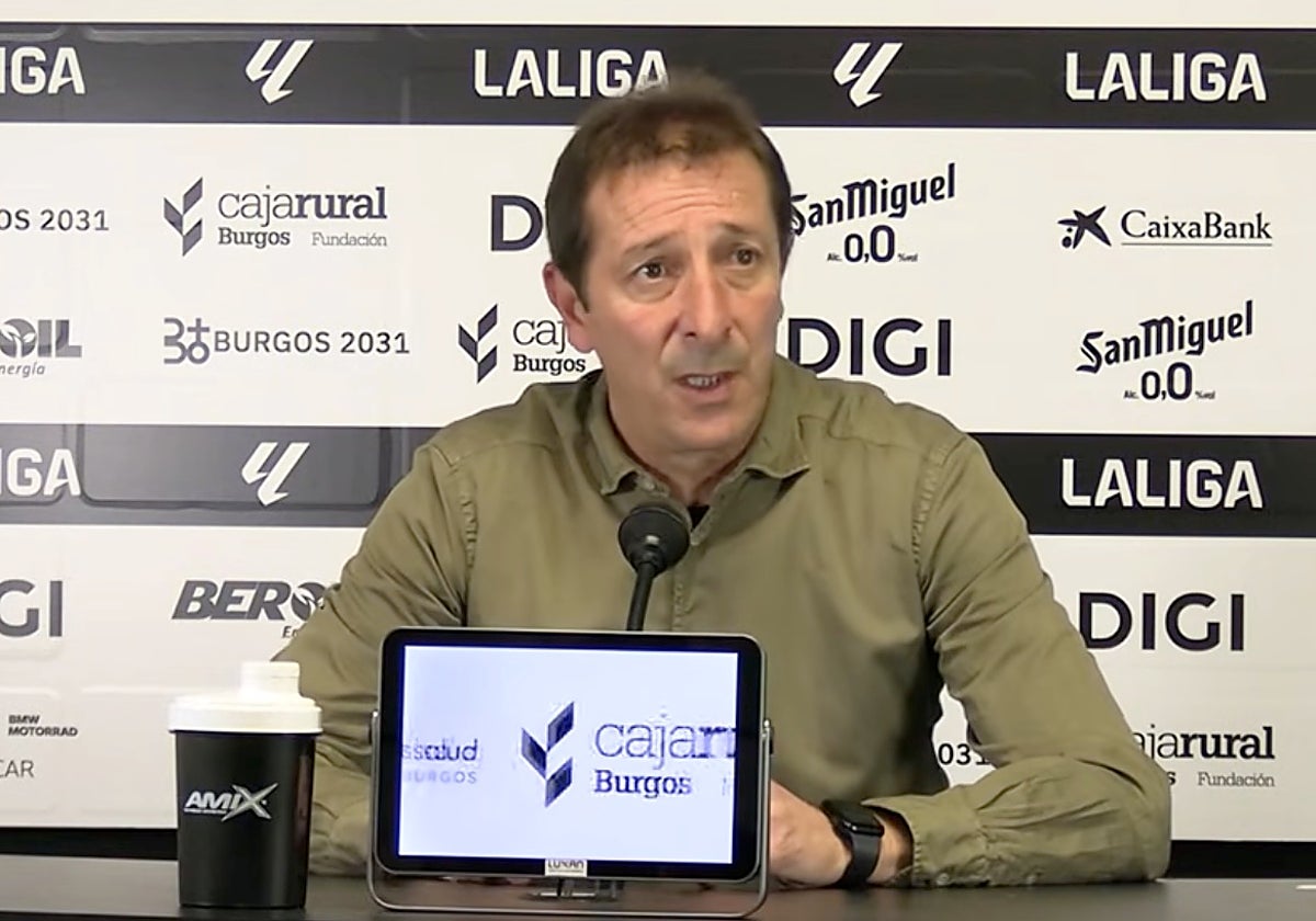 Luis Miguel Ramis, preocuapdo por el juego de su equipo.