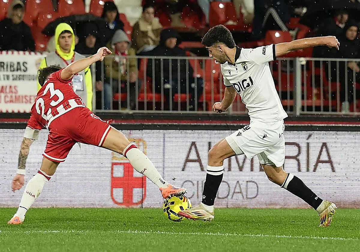 Un momento del partido del Burgos CF en Almería.
