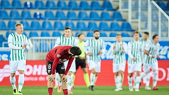 Dos errores condenan al Mirandés en el último partido del año