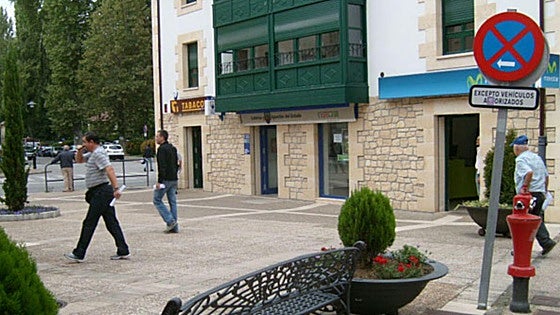 Javier, después de repartir diez décimos de un cuarto premio en un pueblo de Burgos: «Ya era hora de dar un pequeño premio»
