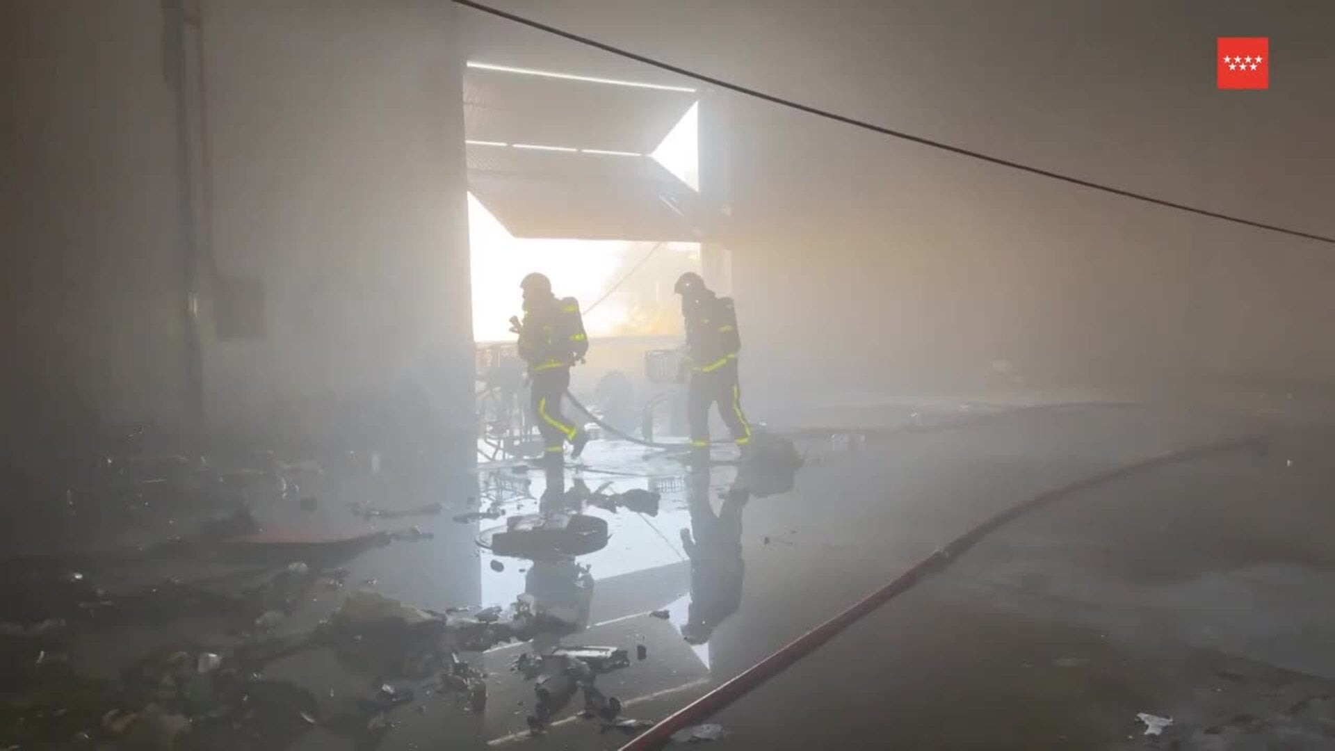 Arde una nave industrial en Alcalá de Henares en la que vivían tres personas