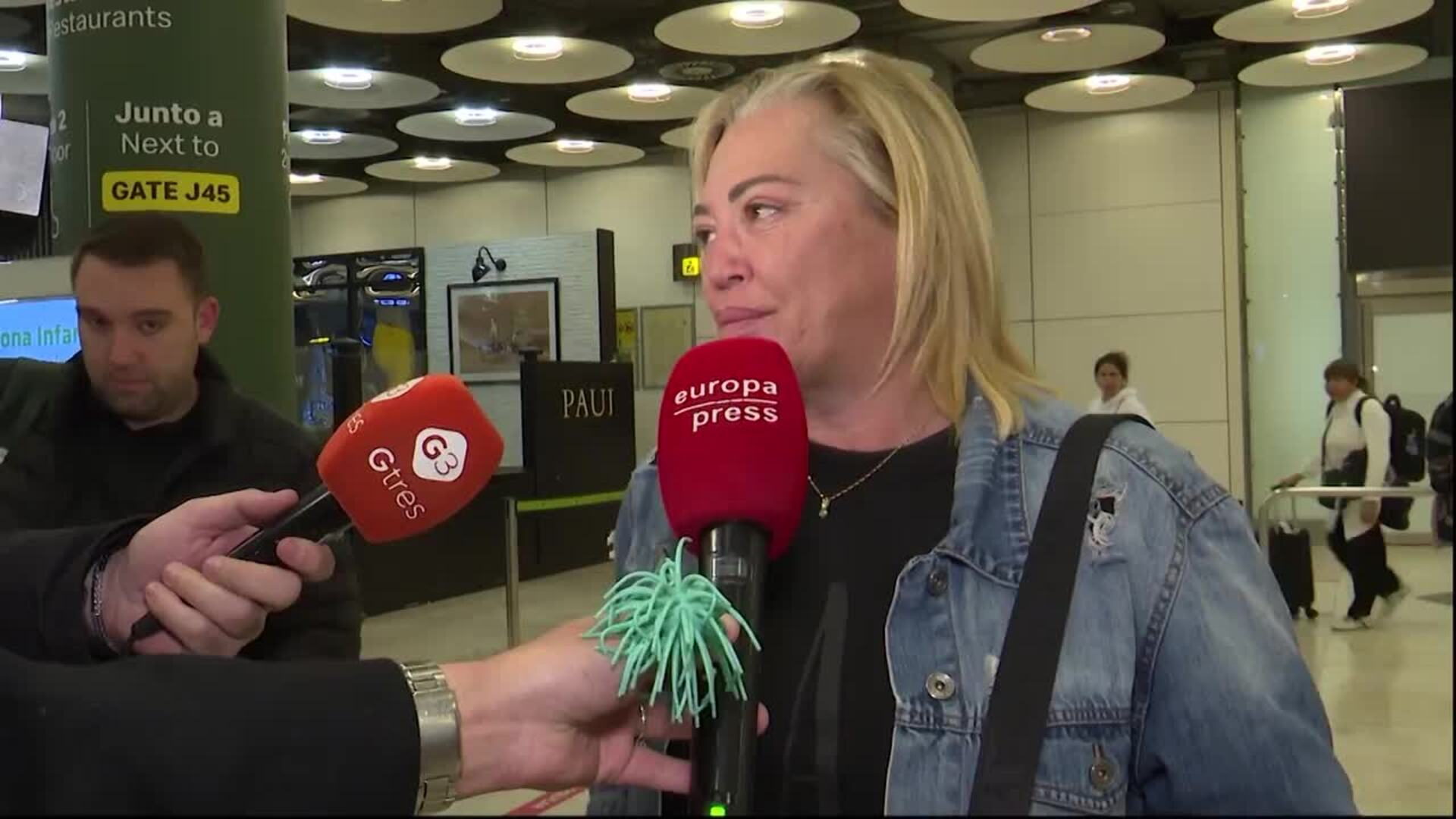 Belén Esteban aterriza en Madrid tras 24 horas en Canarias: "Muy contentos de estar con ella"