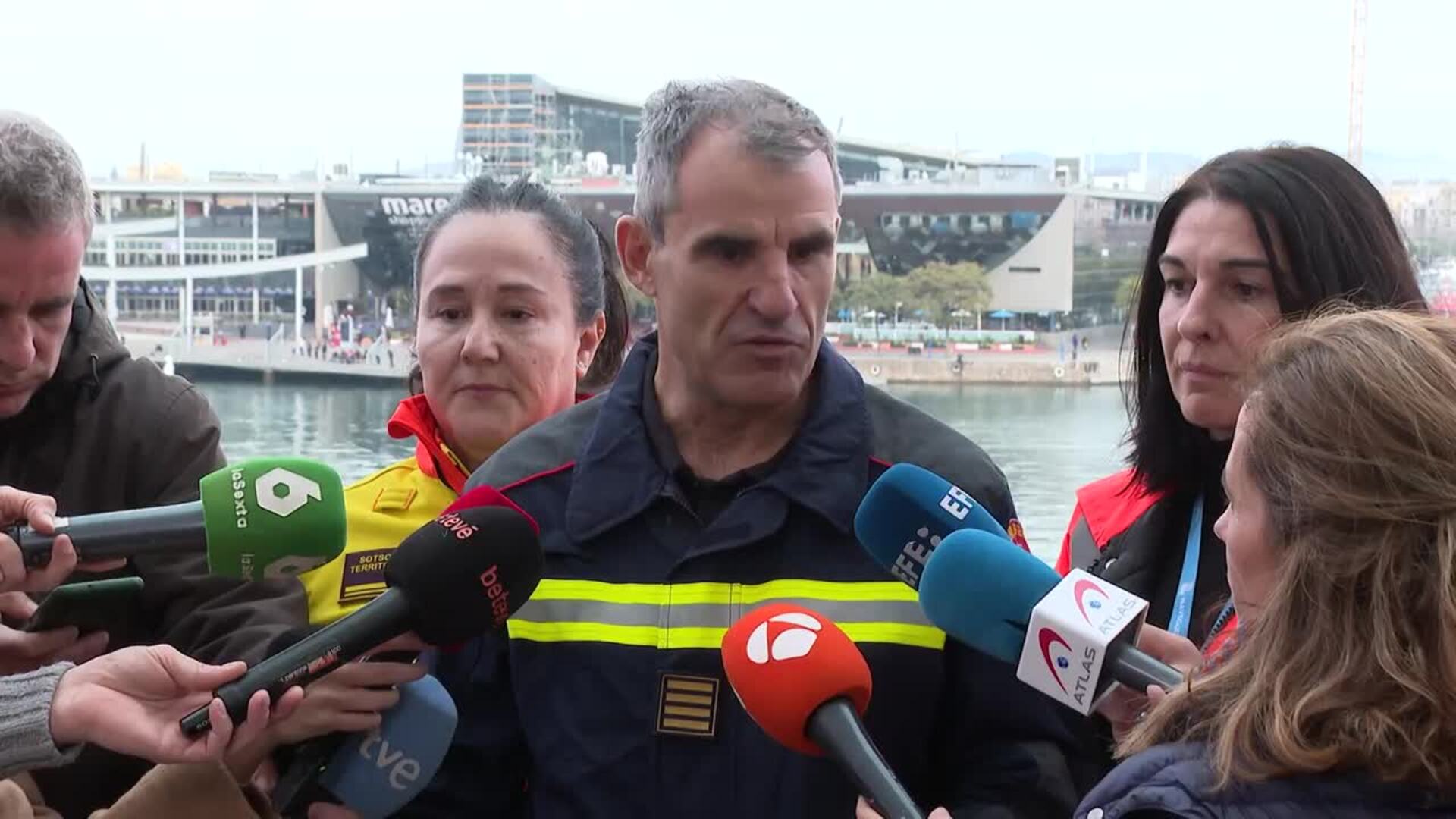 Puerto de Barcelona revisa la estructura afectada por la explosión pero afirma que es "segura"