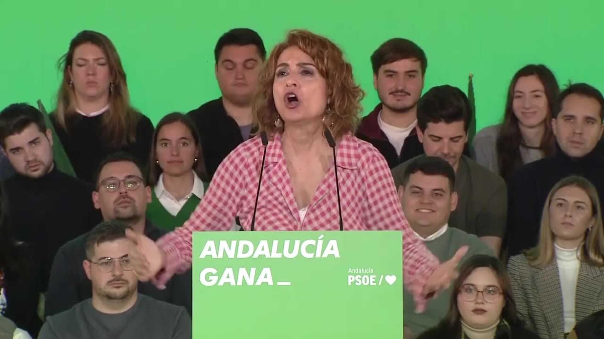 Montero afirma que Gobierno "va a revalorizar las pensiones" y a "impulsar transporte gratuito"