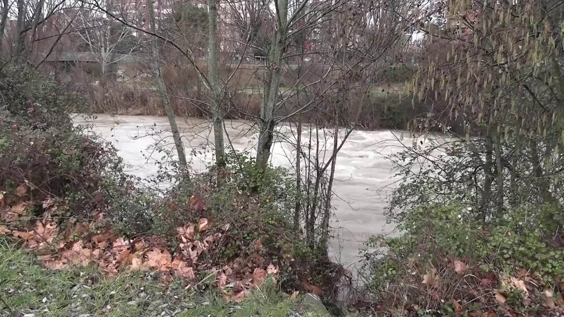 Cortadas las pasarelas peatonales del río Bernesga en León ante el aumento de su caudal