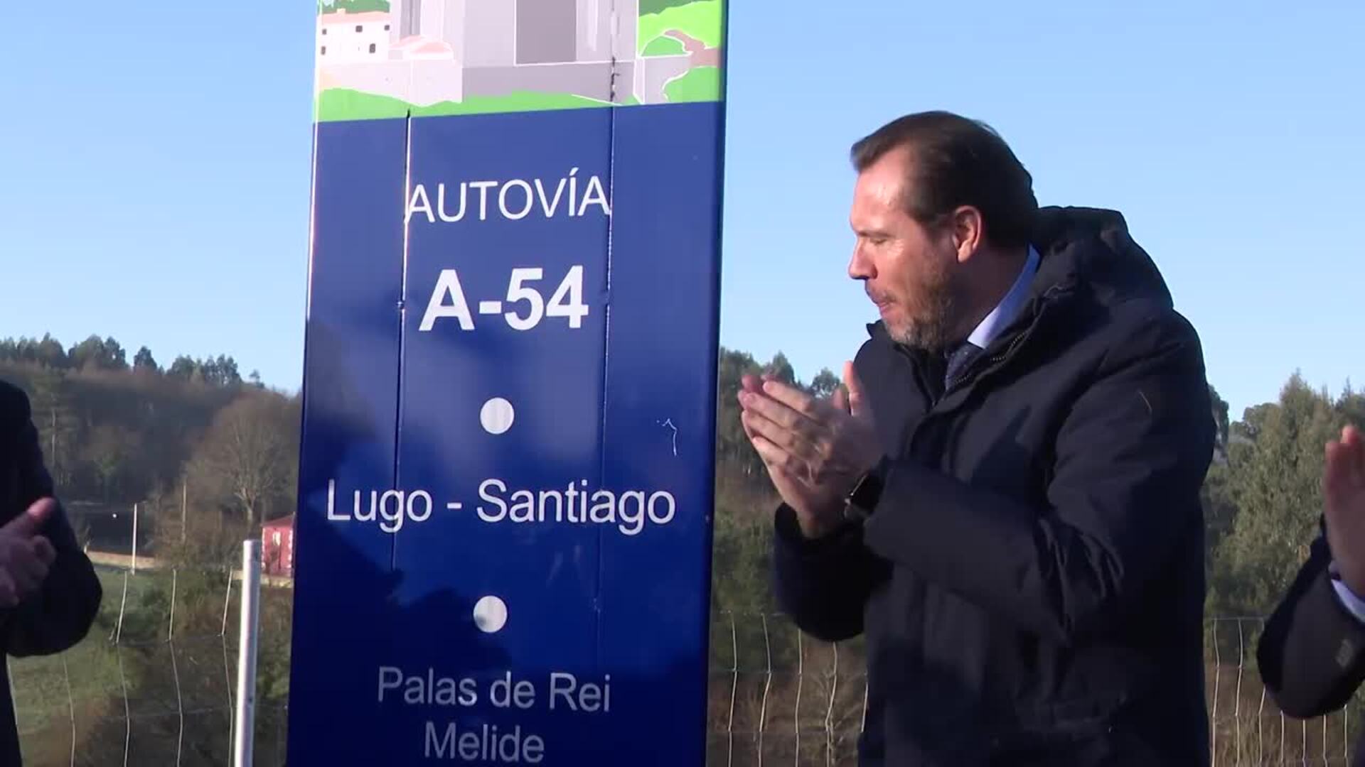 Entregan a Óscar Puente una camiseta de 'Altri non' en la inauguración de un tramo de la A-54