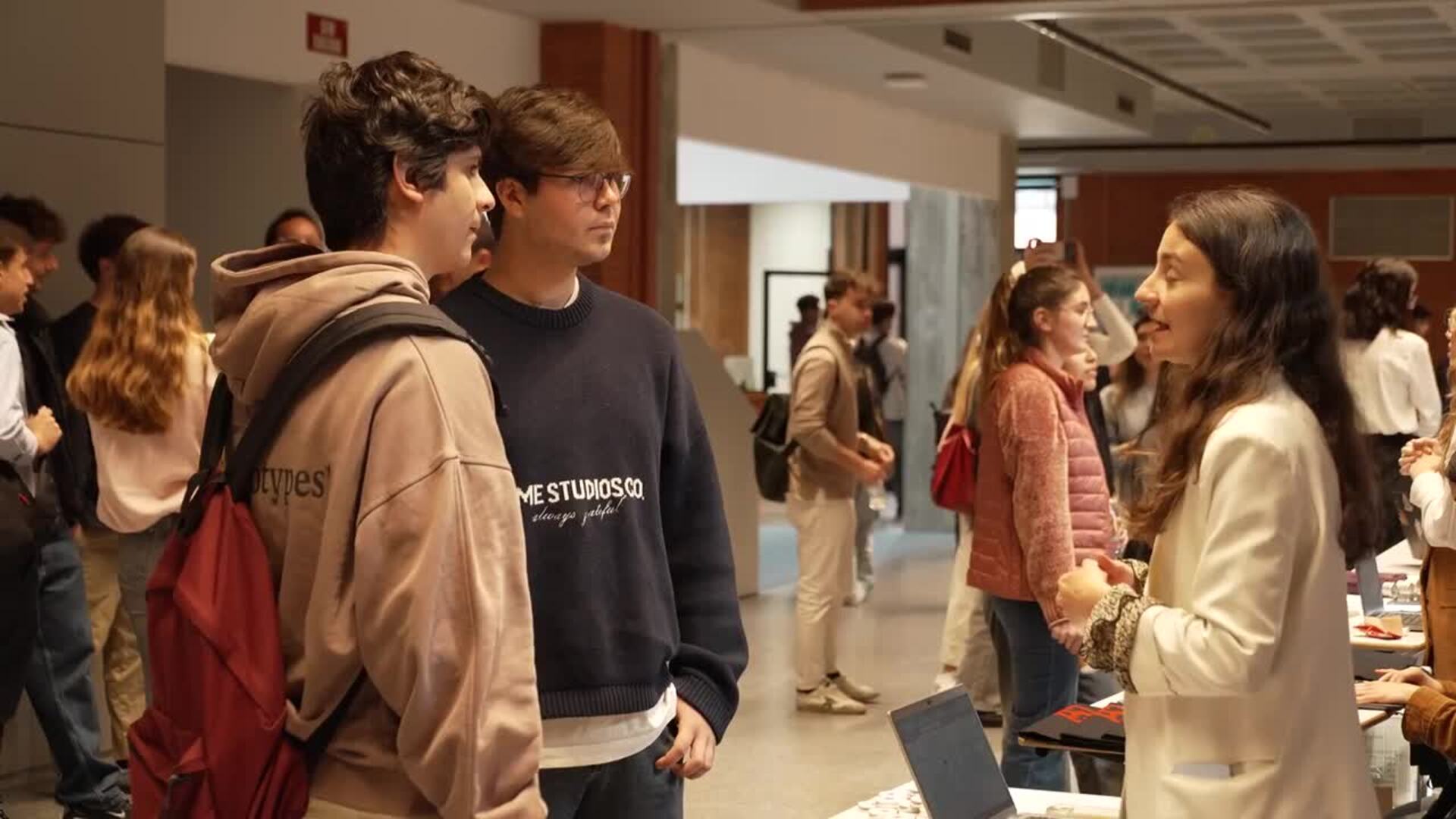 Empresas líderes conectan con cientos de estudiantes en las ferias de empleo de UAX