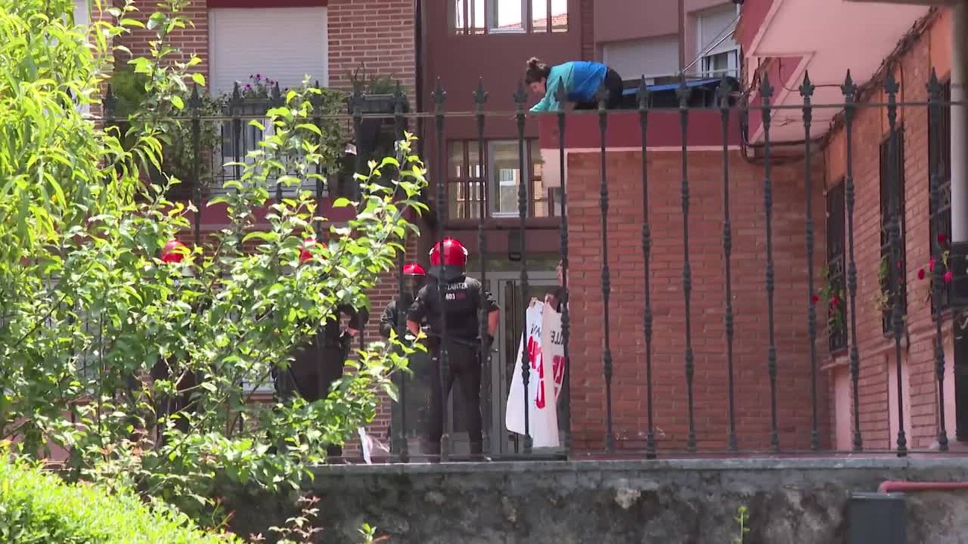 El desahucio de una familia en Bilbao acaba con el desalojo de varios manifestantes