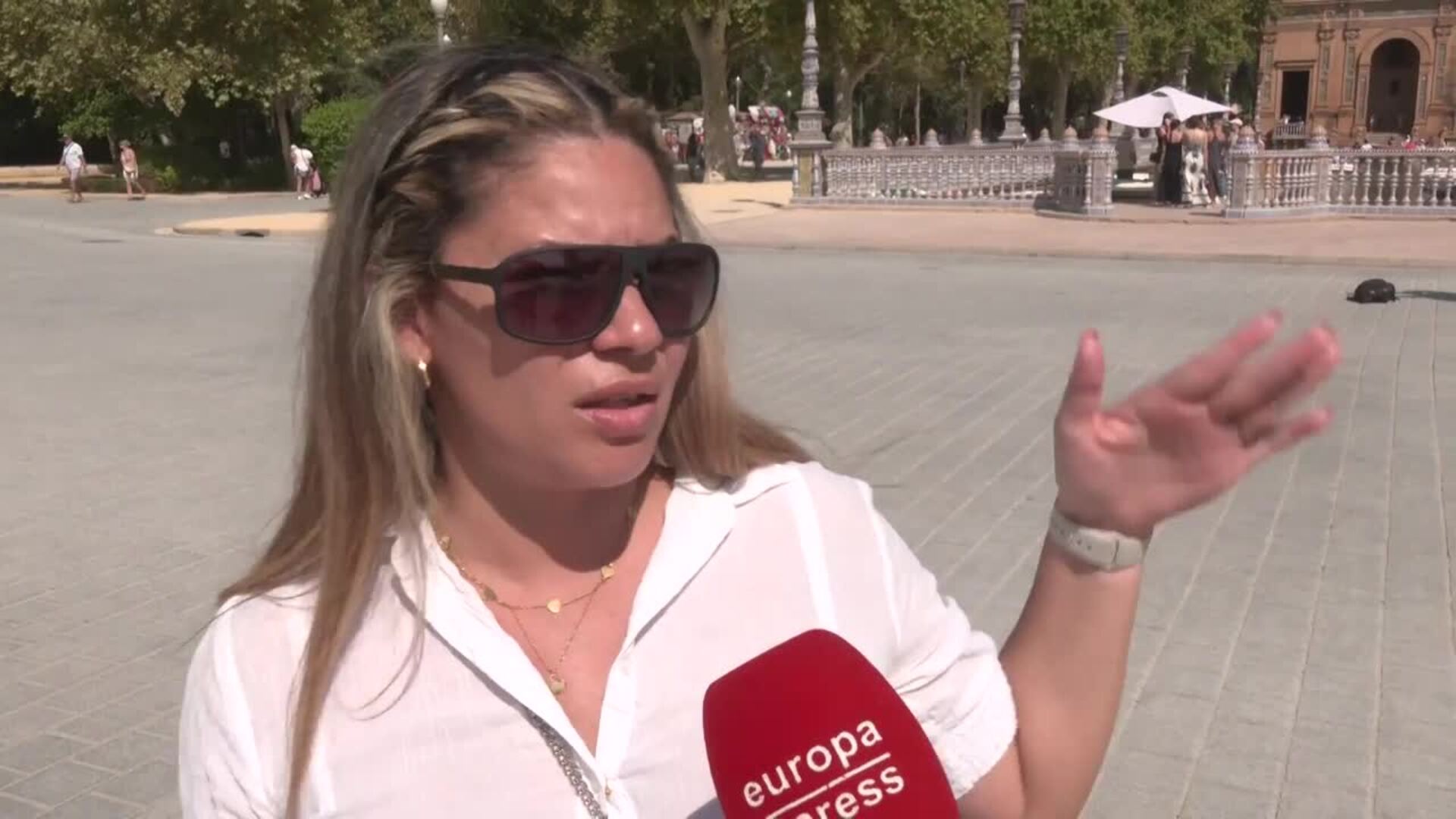 Turistas en Sevilla afrontan la ola de calor 