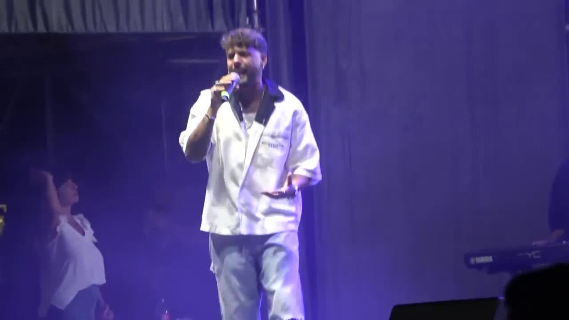 Álvaro García vuelve a los escenarios tras unas vacaciones junto a Gloria Camila