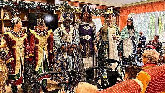 Así ha sido la visita de los Reyes Magos a los mayores de una residencia y a los niños hospitalizados en Burgos