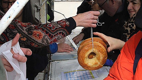 Burgos se echa a la calle por san Lesmes: pasacalles, panecillos y ambiente festivo