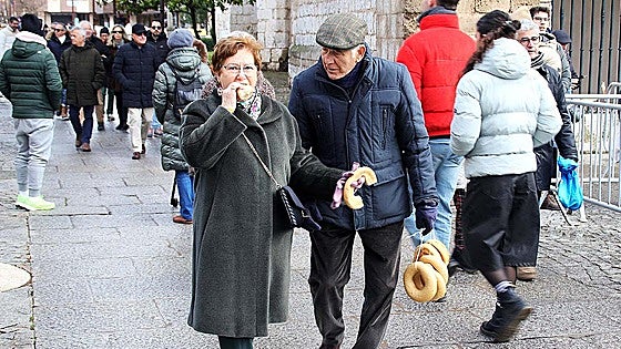 Así ha sido en imágenes el reparto de pinchos y panecillos de san Lesmes