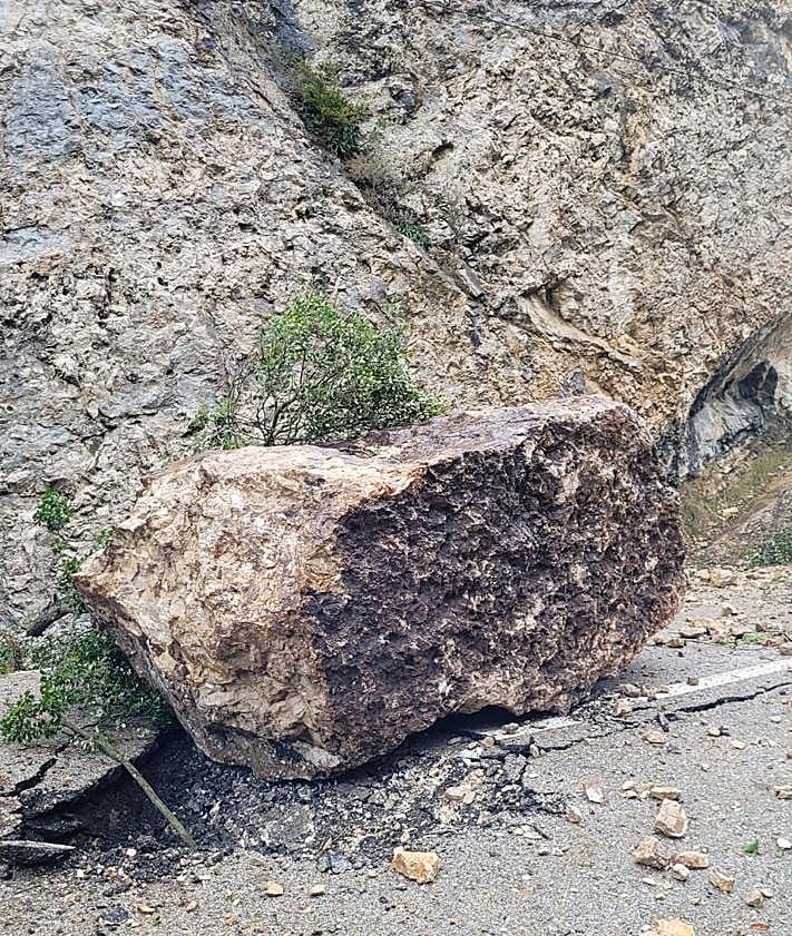 Imagen secundaria 2 - Desprendimiento en la N-232 en Burgos, en Los Hocinos.