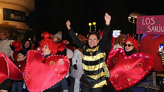 El Carnaval desafía al frío y pone ritmo y color a las calles de Burgos