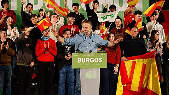 Abascal se da un baño de masas ante la enfervorecida parroquia de Burgos