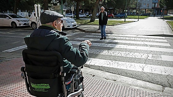 «Pasar por algunas calles es una yincana. Es agotador»: El reto de Eliseo para moverse en silla de ruedas por Burgos
