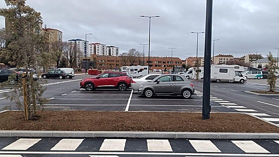 Los coches ya usan la ampliación del aparcamiento de Las Torres