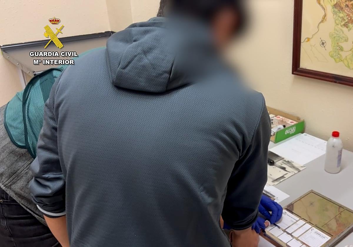 Imagen principal - Los agentes toman declaración y las hueles del detenido acusado de dos agresiones sexuales.