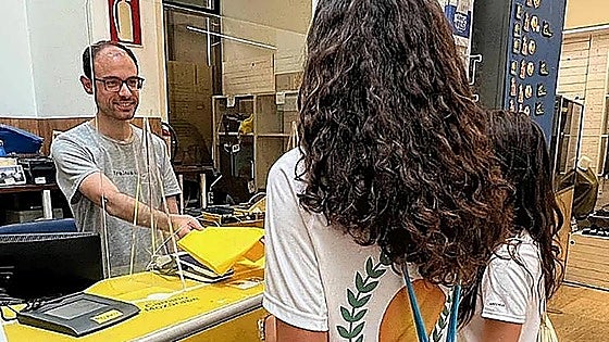 La cita previa evita las colas en Correos de personas migrantes que inician su regularización en Burgos