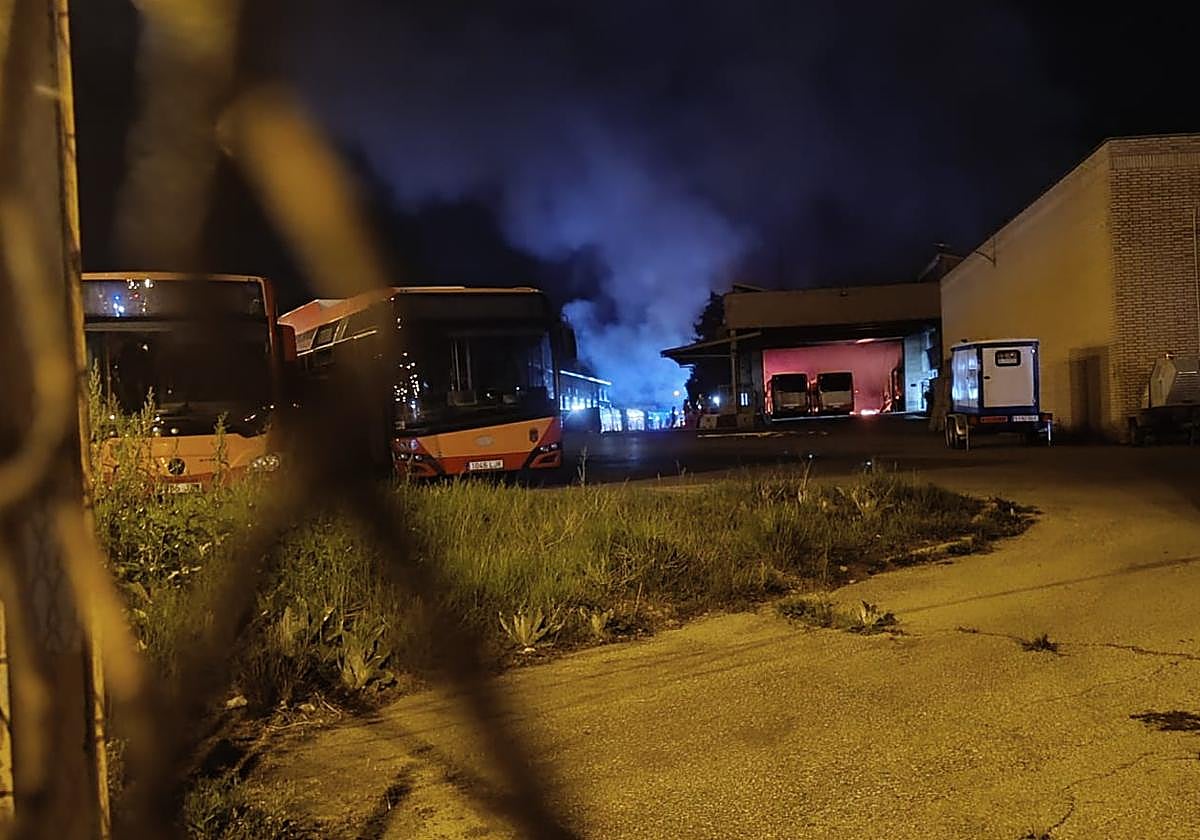 Bomberos trabajando en el incendio de Burgos