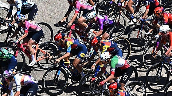 La segunda etapa de la Vuelta a Burgos Féminas se adentra en el corazón del vino