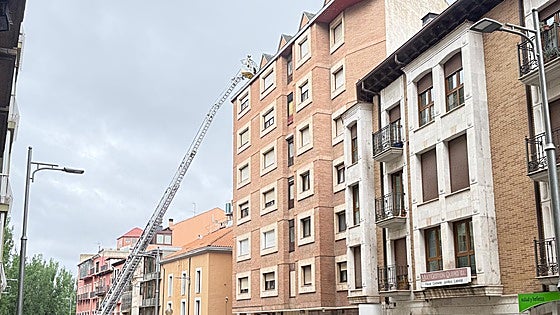 Los bomberos actúan en una céntrica calle de Aranda ante la caída de unas tejas