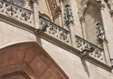 Gárgolas de la Catedral de Burgos, entre ellas, la que muestra un burro.