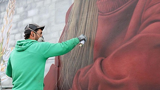 El nuevo gran grafiti de Burgos que revive el pueblo antiguo de Gamonal