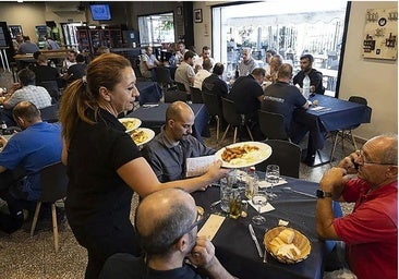 Una camarera atiende un comedor, en una imagen de archivo.