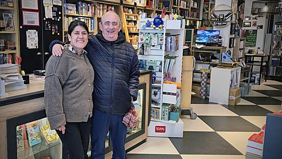 «Lucía, no cierres esto»: El vínculo que ha logrado salvar con 60.000 euros a la librería Santiago Rodríguez de Burgos